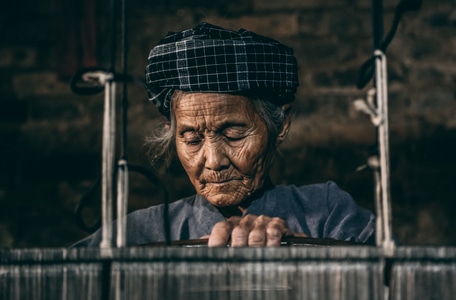 民族文化-老人-女人-女性-布依族织女 图片素材