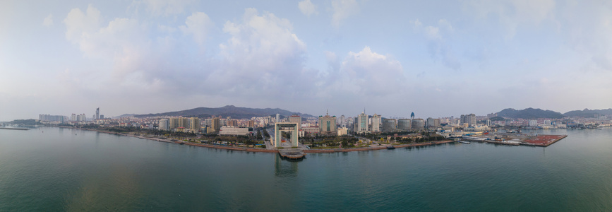 威海市-城市-大海-蓝天白云-建筑 图片素材