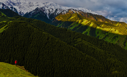 新疆-风景-抓拍陌生人-果子沟-雪山 图片素材