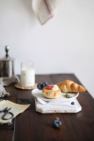 厨房-早餐-牛奶-牛角包-静物 图片素材