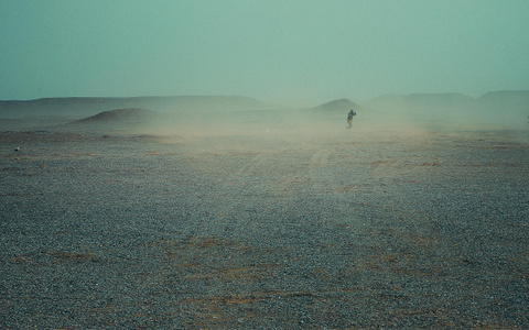 运动-徒步-沙尘暴-戈壁-沙漠 图片素材