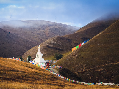 我要上封面-晨雾-佛塔-经幡-藏地 图片素材