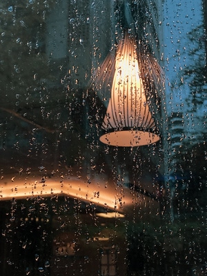 深圳市-反射-阴雨天-橱窗-玻璃 图片素材