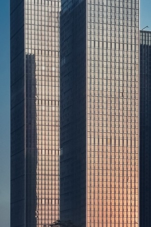 手机摄影-建筑-黄昏-反射-手机拍建筑 图片素材