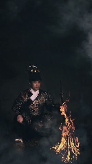 废墟-阴天-人像-汉服-大叔 图片素材