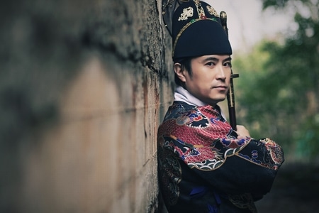 废墟-阴天-人像-汉服-大叔 图片素材