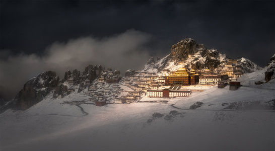 风光-雪山-藏族寺庙-光-雾 图片素材