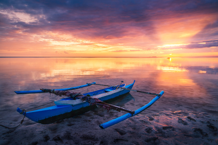 haida滤镜签约-菲律宾-渔船-日落-海滩 图片素材
