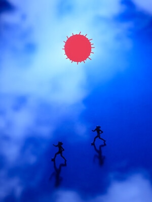 手机摄影-创意-红日-玩具人-晨跑 图片素材