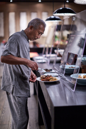 自助餐-西餐-美食-食物-男性 图片素材