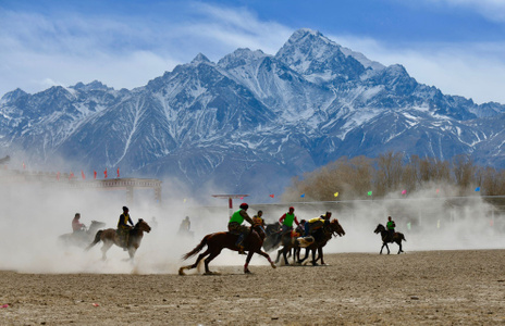 运动-叼羊-塔吉克族-雪山-新疆 图片素材