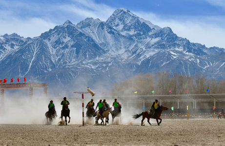 运动-叼羊-塔吉克族-雪山-新疆 图片素材