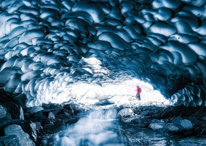 风光-原创-冰洞-洞穴-游客 图片素材