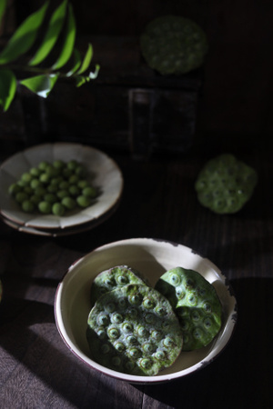 暗调-夏天-莲子-莲蓬-盘子 图片素材