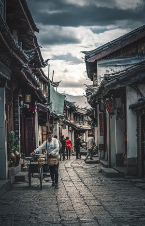 一个人-路-古城-石板路-瞬间 图片素材