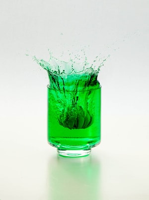 蒜-水杯-溅-绿色-水杯 图片素材