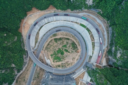 晋城市-公路-国道-盘山-货车 图片素材