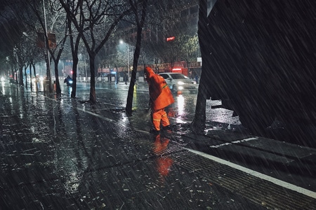 你好2020-人像-手机摄影-纪实-雨天 图片素材