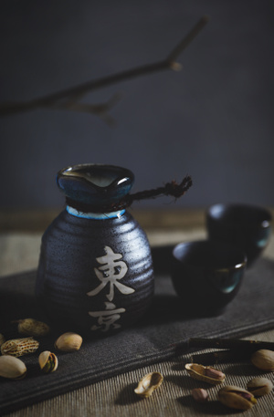 酒-静物拍攝-美食静物攝影-日本清酒-铁砂酒器 图片素材
