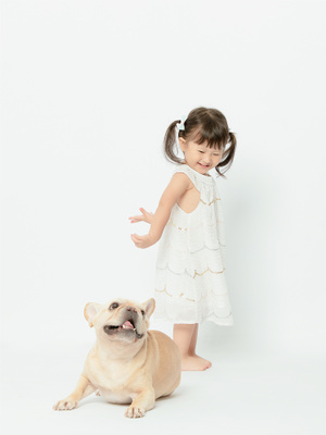 摄影-女孩-小孩-狗-动物 图片素材