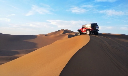 旅游-风光-新疆-库木塔格沙漠-车 图片素材