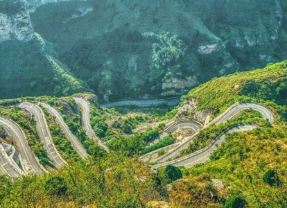 手机随拍-城市色彩-五月在路上-红井路-盘山路 图片素材