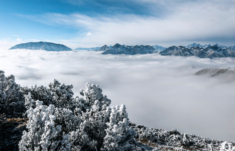川西-风景-景观平台-雪山-蓝天白云 图片素材