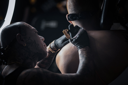 纹身-活动-厦门市-纹身师-男人 图片素材