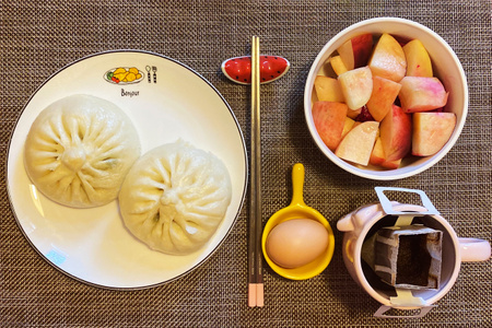 早餐打卡-包子-桃子-早餐-食物 图片素材