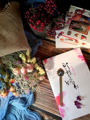 静物拍摄-宅家-花束-书-书本 图片素材