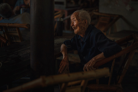 带相机的机师作品-暗调-人像-人文-男性 图片素材