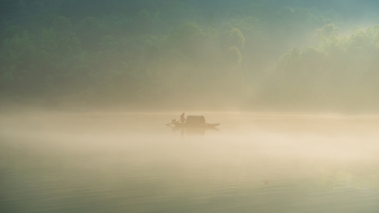捕鱼-鱼翁-撒网-渔船-晨雾 图片素材