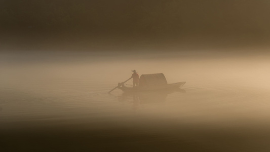 捕鱼-鱼翁-撒网-渔船-晨雾 图片素材