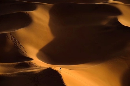 新疆-库木塔格-留白-沙漠-极简 图片素材