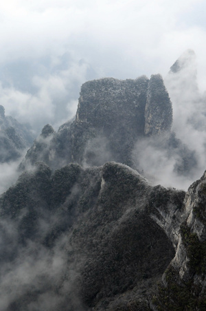 像素蜂蜜首发-旅拍-风光-张家界天门山-残雪 图片素材