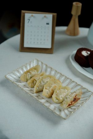 早餐不同样-银耳汤-蛋糕卷-煎饺-木器 图片素材