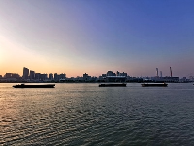 城市-江河-驳船-色彩-意境 图片素材