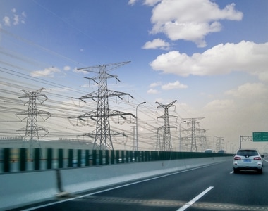 城市-高速公路-高压电塔-车子-情景 图片素材
