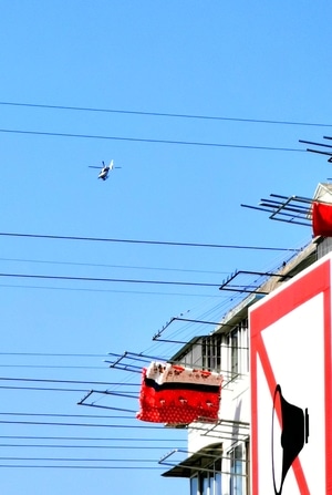 街头-天空-直升机-禁噪标志-居民楼 图片素材