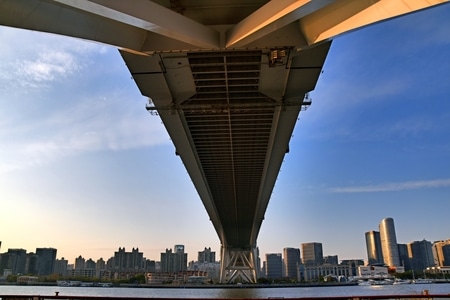 城市-桥梁-桥底-建筑-色彩 图片素材