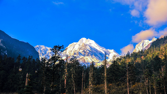 风光-旅行-四川省-贡嘎雪山-蓝天白云 图片素材