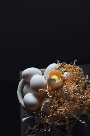 产品拍摄-静物摄影-鸡蛋-篮子-暗调 图片素材