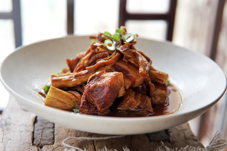 红烧肉-笋-粗陶-餐盘-食物 图片素材