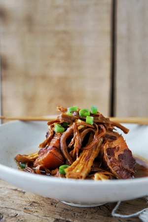 红烧肉-笋-粗陶-餐盘-食物 图片素材