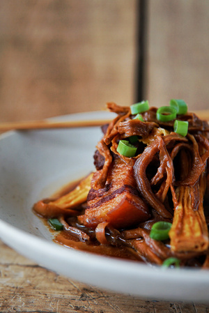 红烧肉-笋-粗陶-餐盘-食物 图片素材