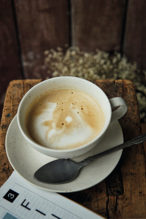 咖啡-咖啡杯-粗陶-老木凳-杂志 图片素材