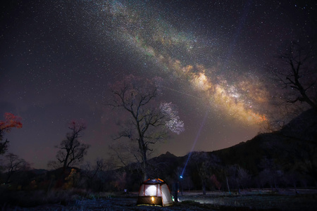 露营-户外-星空-山峦-秋天 图片素材