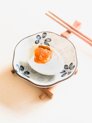 食品-盘子-咸蛋-筷子-早餐 图片素材