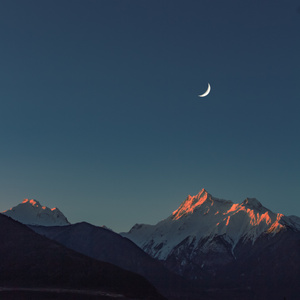 日月同晖-日照金山-雪山-高原-弯月 图片素材