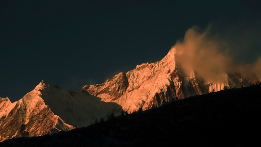 巍峨-伟岸-雪山-日照金山-高山 图片素材